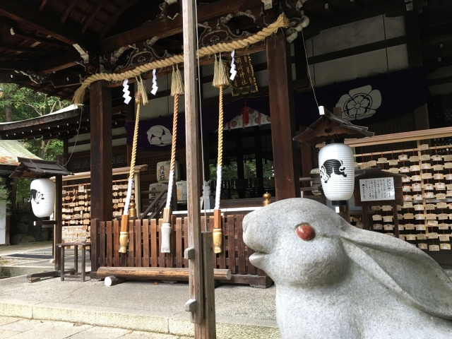 岡崎神社の本殿と狛うさぎ