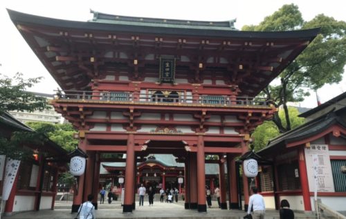 境内側から見た生田神社の楼門