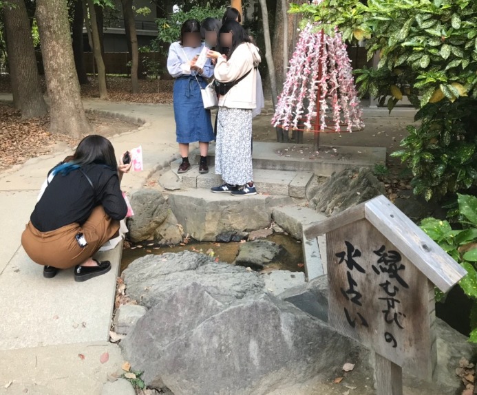 生田神社の水みくじを読む女の子