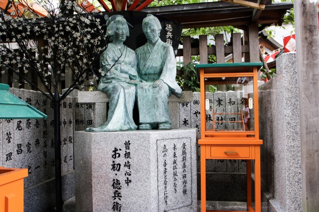 露天神社のお初と徳兵衛のブロンズ像の画像