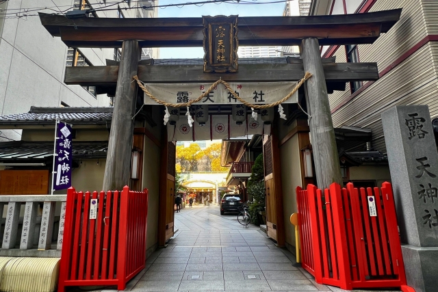 露天神社の正面鳥居の画像