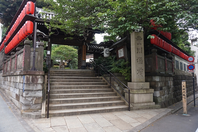 豊川稲荷東京別院の山門の画像